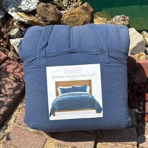 Crown & Ivy Blue Queen Comforter Set